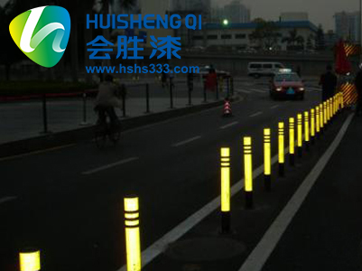“雨夜”中道路上的守护者是谁？