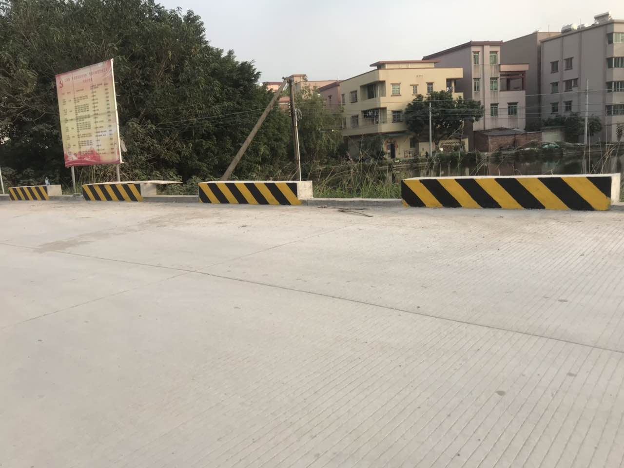 影响水泥防撞墩反光漆抗老化的因素有哪些