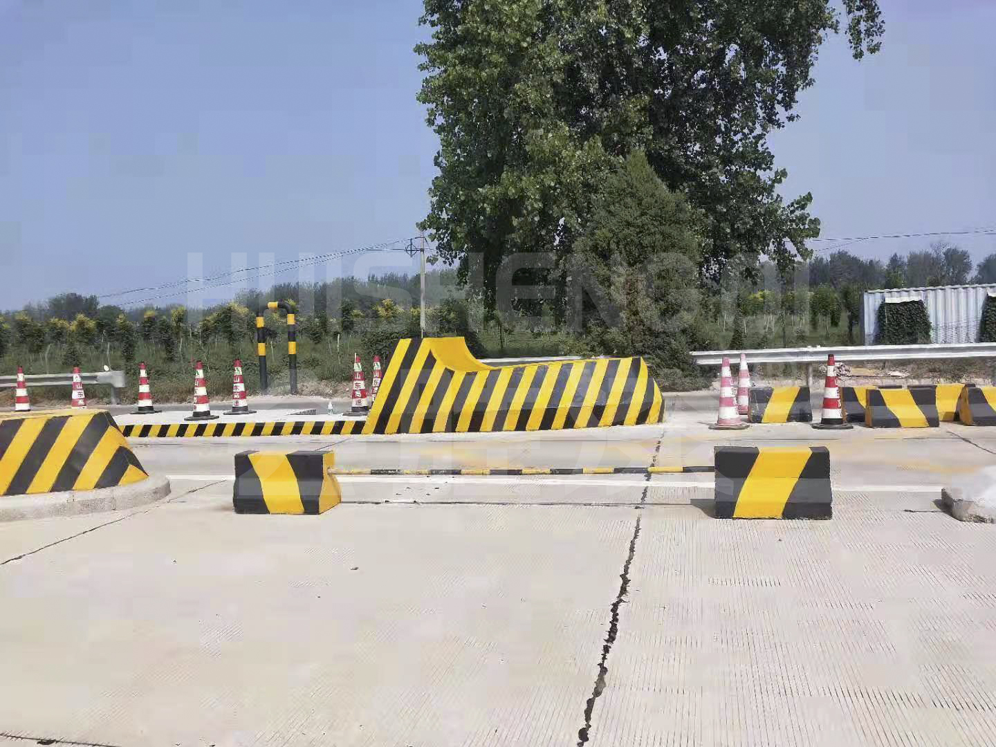 道路防撞墩柱怎么涂刷反光漆好看？