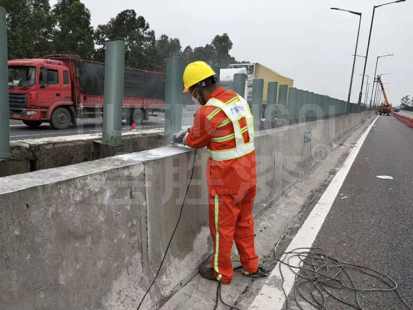 涂刷了防锈漆的护栏可以刷反光漆吗？