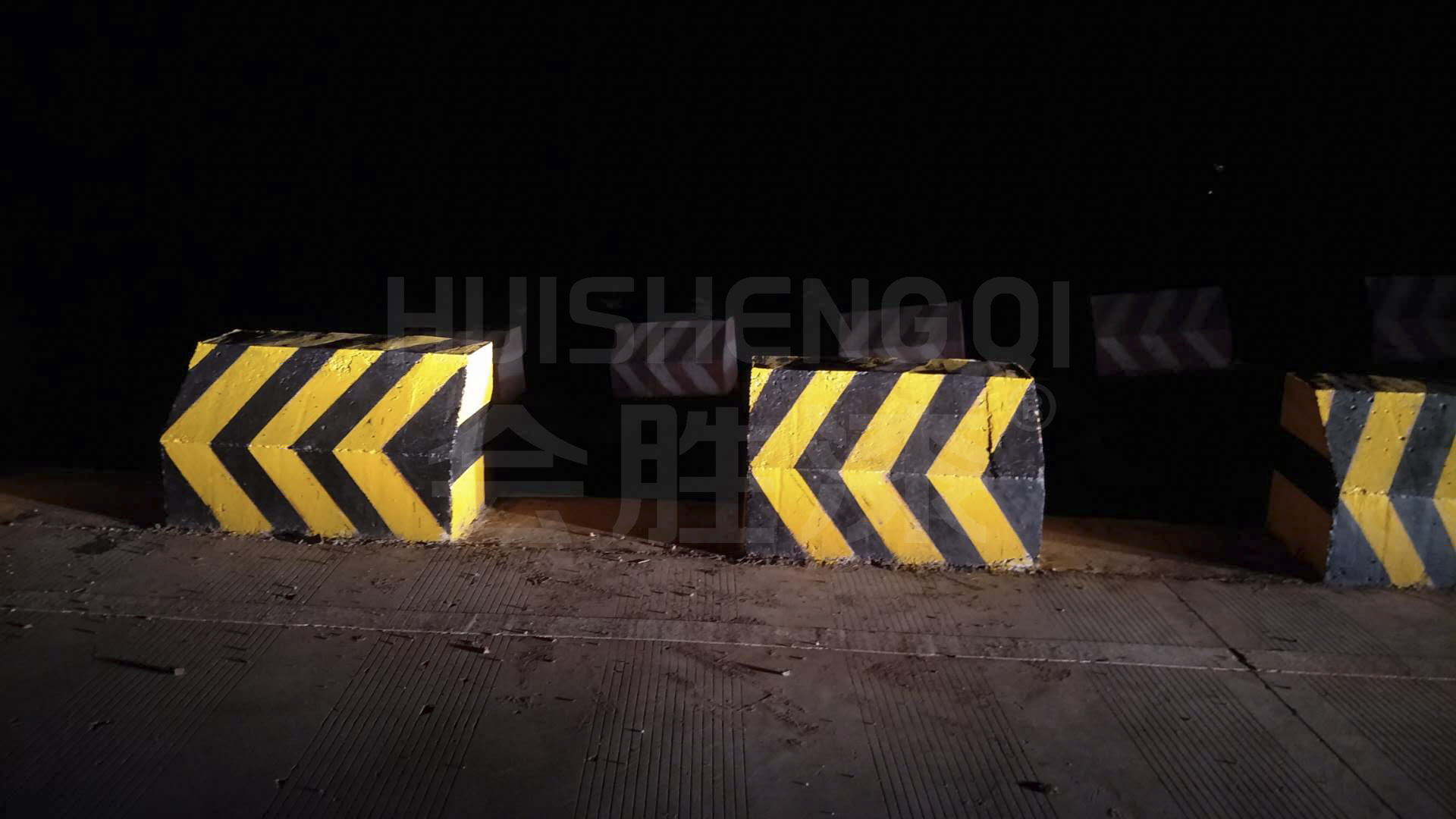 道路上的交通设施可以刷反光漆吗？