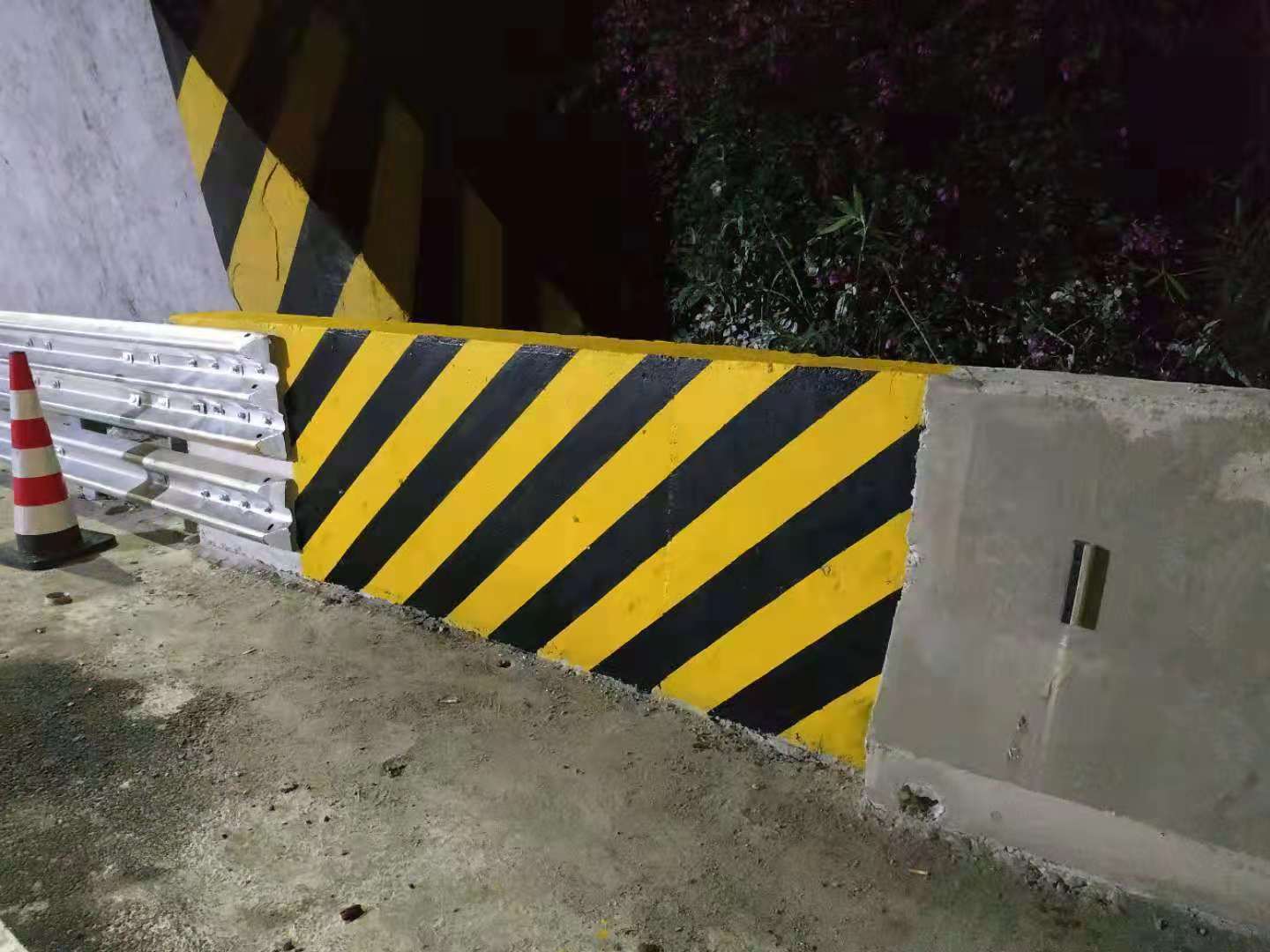 道路防护栏反光漆