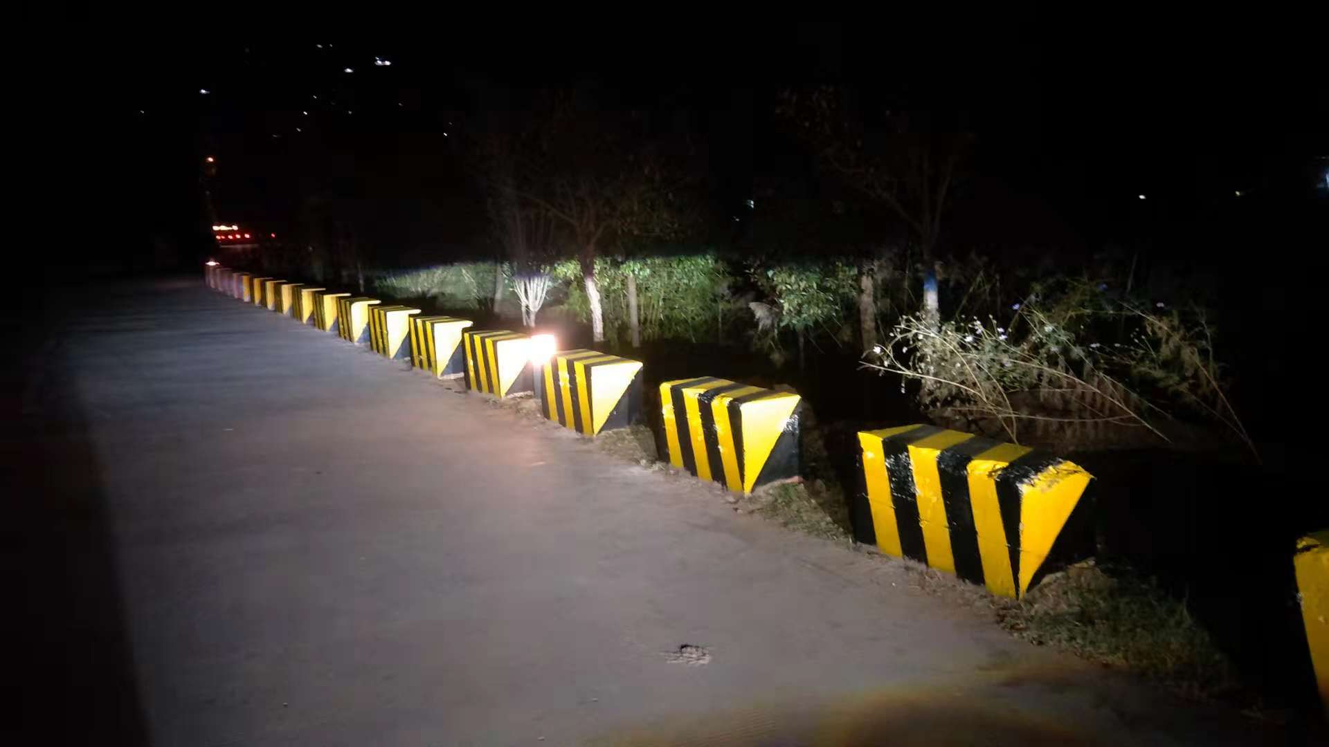 黄黑道路反光漆效果图 黄黑道路反光漆效果图