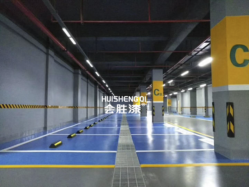 使用停车护角反光漆的停车场